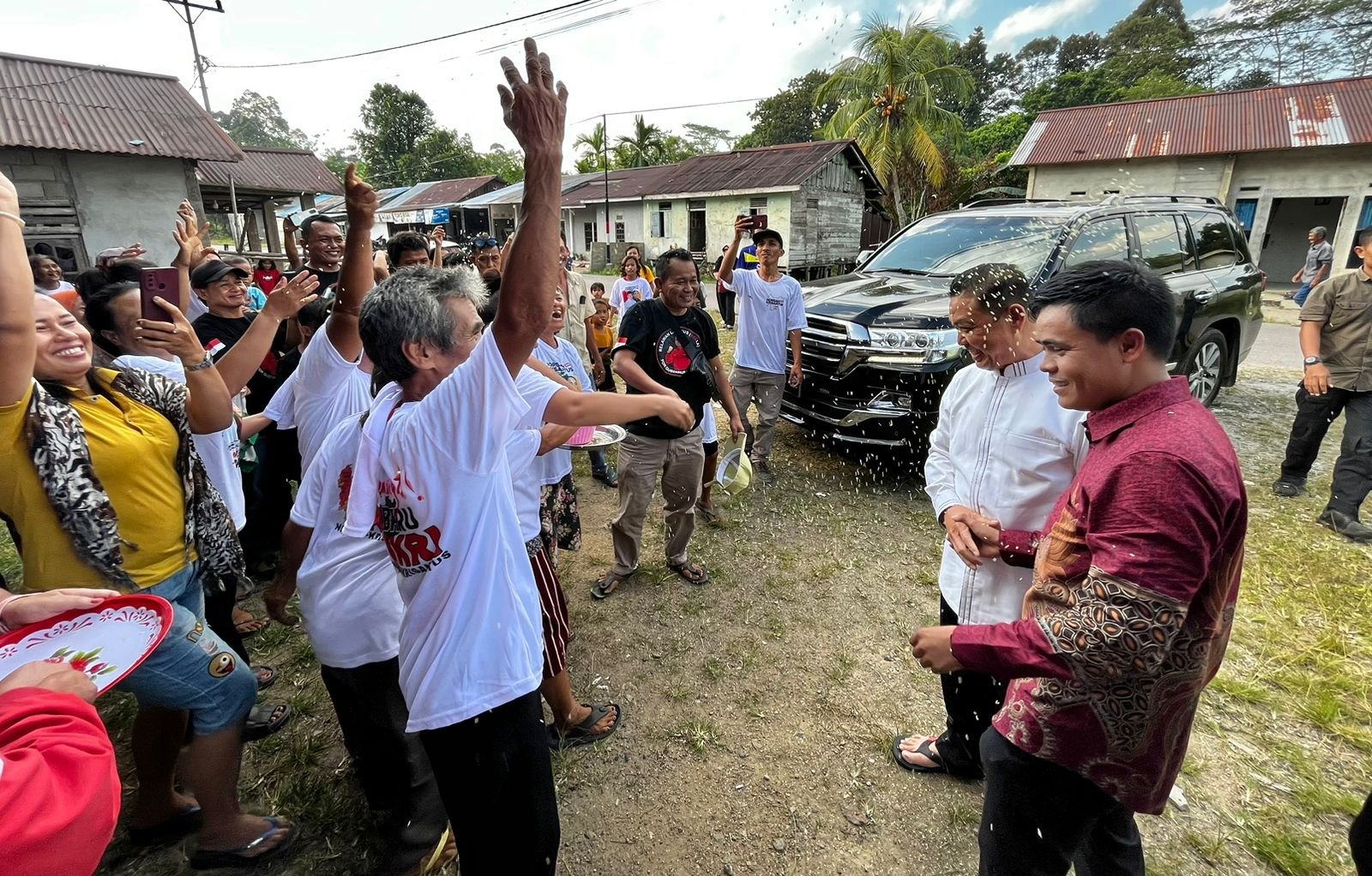 Ria Norsan disambut masyarakat Menyuke Hulu, Kabupaten Landak.