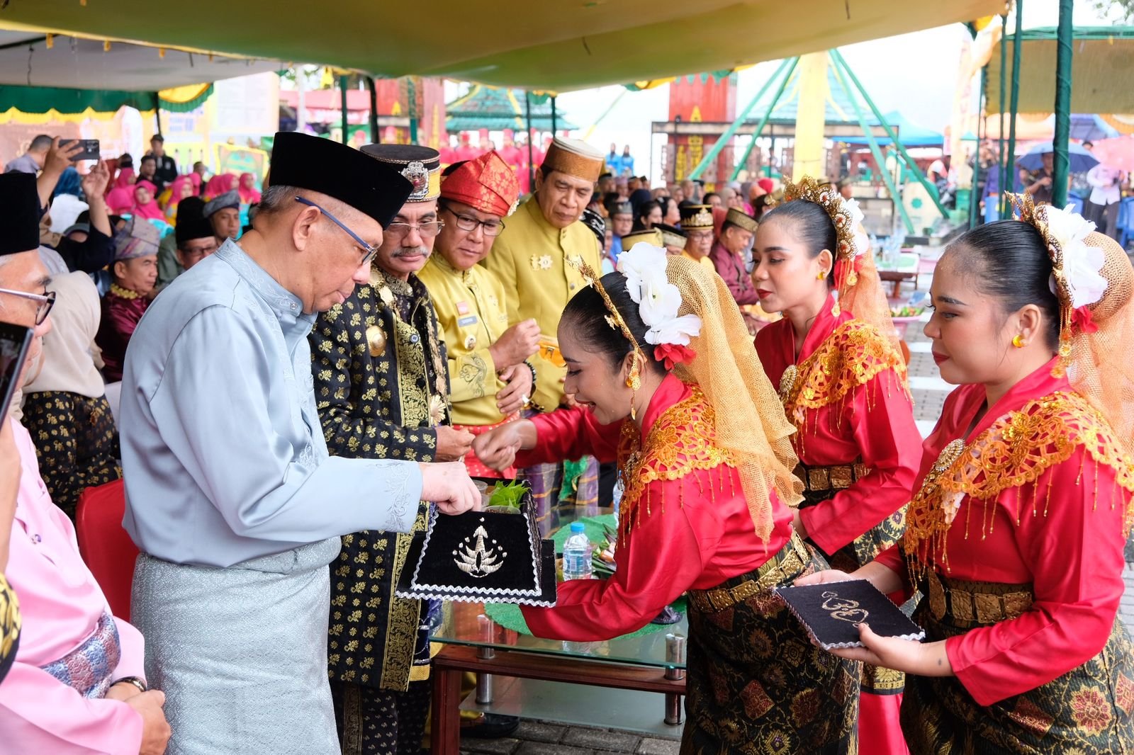 Sutarmidji di acara pembukaan Festival Budaya Paradje Pesaka Negeri Kabupaten Sanggau.