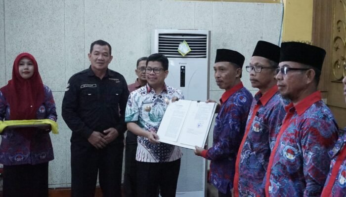 Serasa Jadi Pegawai Negeri, Seluruh Perangkat Desa di Sambas Terima NIPD