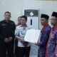 Bupati Satono serahkan NIPD kepada seluruh perangkat desa.