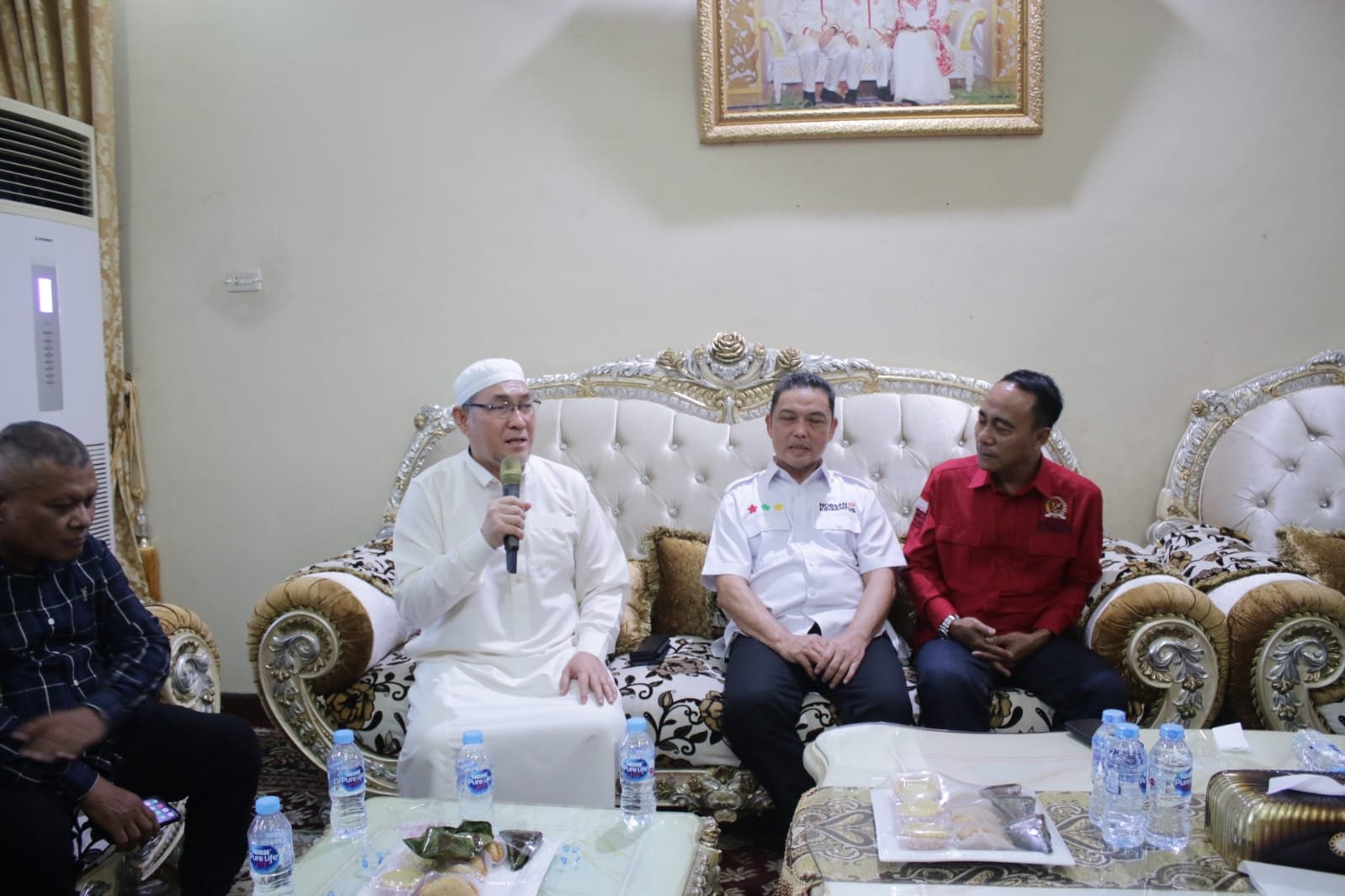 Haji Sukiman bersama Ria Norsan dan Krisantus Kurniawan.