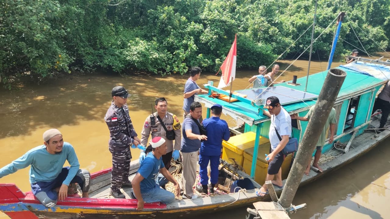 Evakuasi mayat laki-laki di muara Sungai Bakau Besar Laut, Sabtu 21 September 2024.