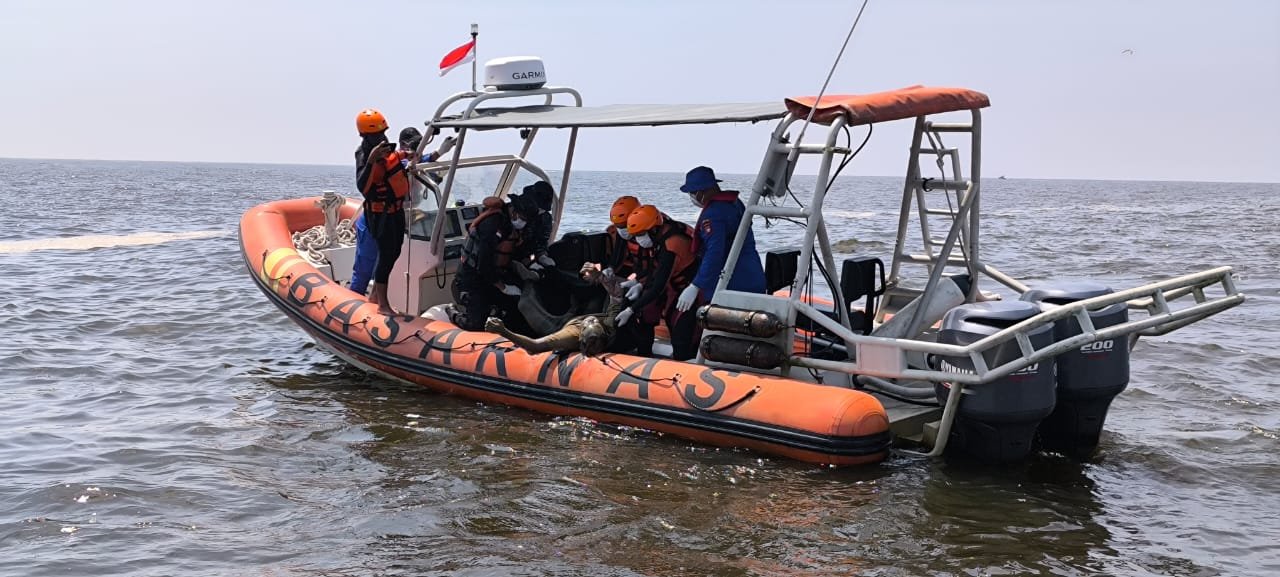 Tim SAR Evakuasi mayat laki-laki di muara Sungai Bakau Besar Laut, Sabtu 21 September 2024.