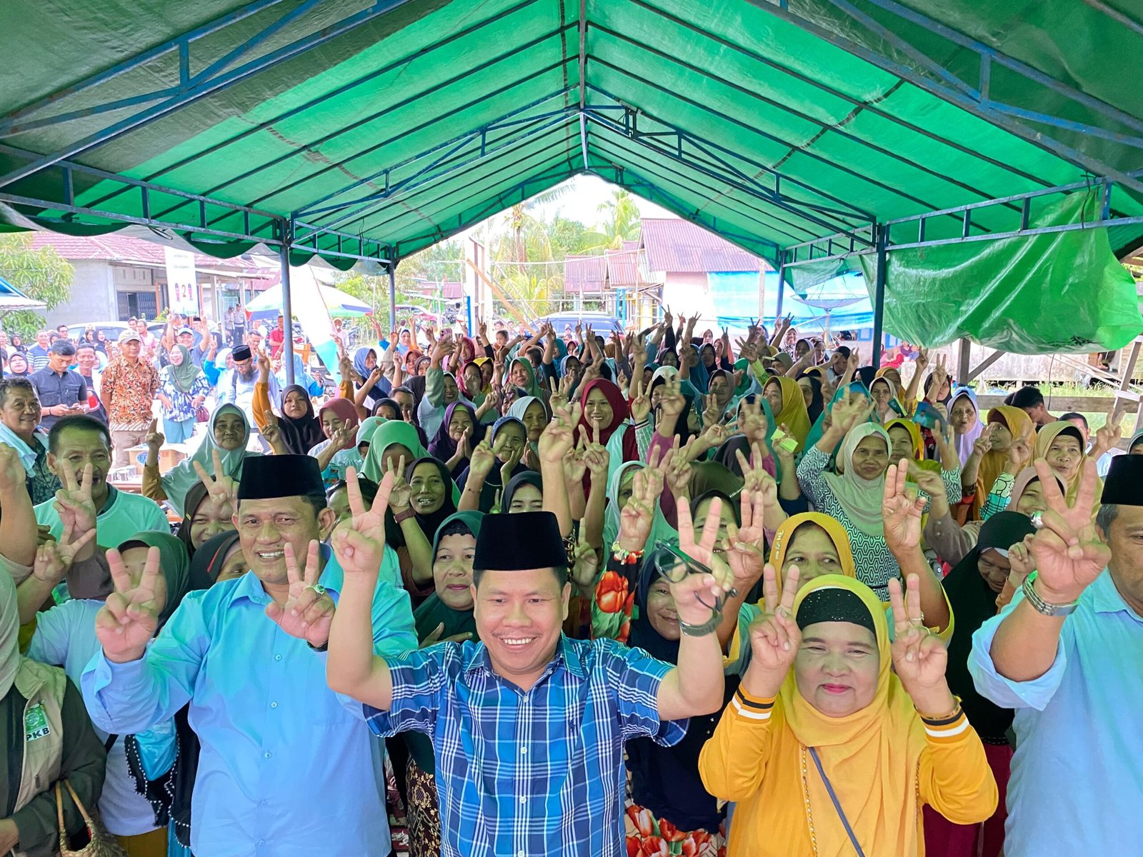 Calon Bupati dan Wakil Bupati Sambas Nomor Urut 2, Satono-Heroaldi kampanye di Dusun Lubuk Lagak, Desa Lubuk Dagang, Kecamatan Sambas, Kamis 26 September 2024.
