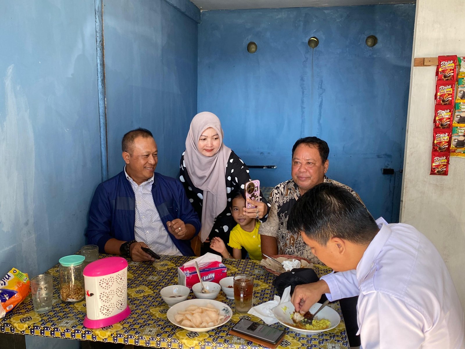 Didi Haryono saat makan bubur di Landak.