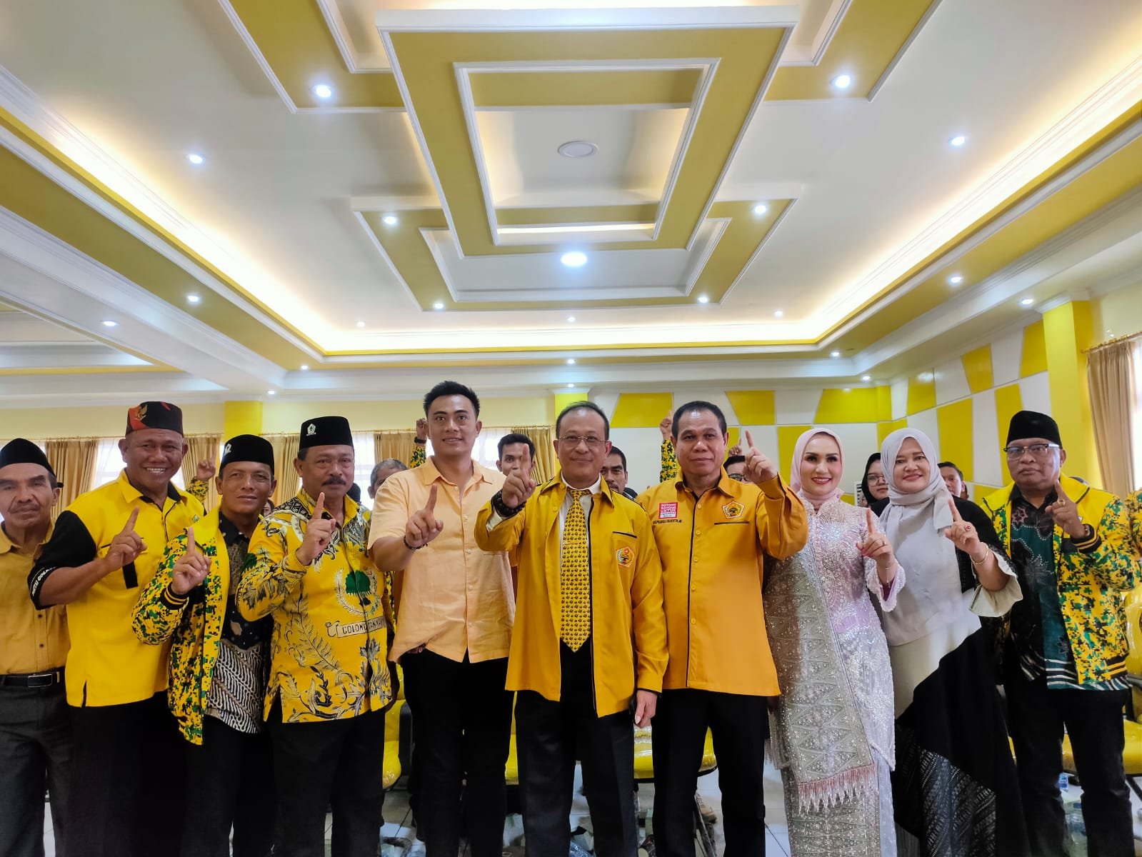 Didi Haryono dan Kader Golkar Kalbar yang juga pengurus MKGR.