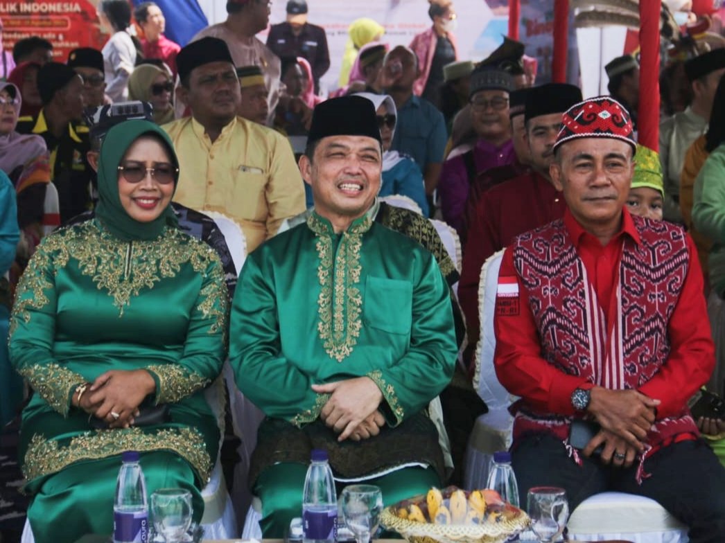 Ria Norsan dan Krisantus saat menghadiri puncak gelar budaya Robo-robo di Kuala Mempawah, Rabu 4 September 2024.