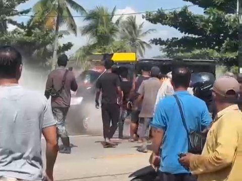 Gadis Peminta Sumbangan Masjid. Tangkap layar video amatir warga saat pikap yang menabrak korban digulingkan oleh warga setempat, Jumat 6 September 2024.