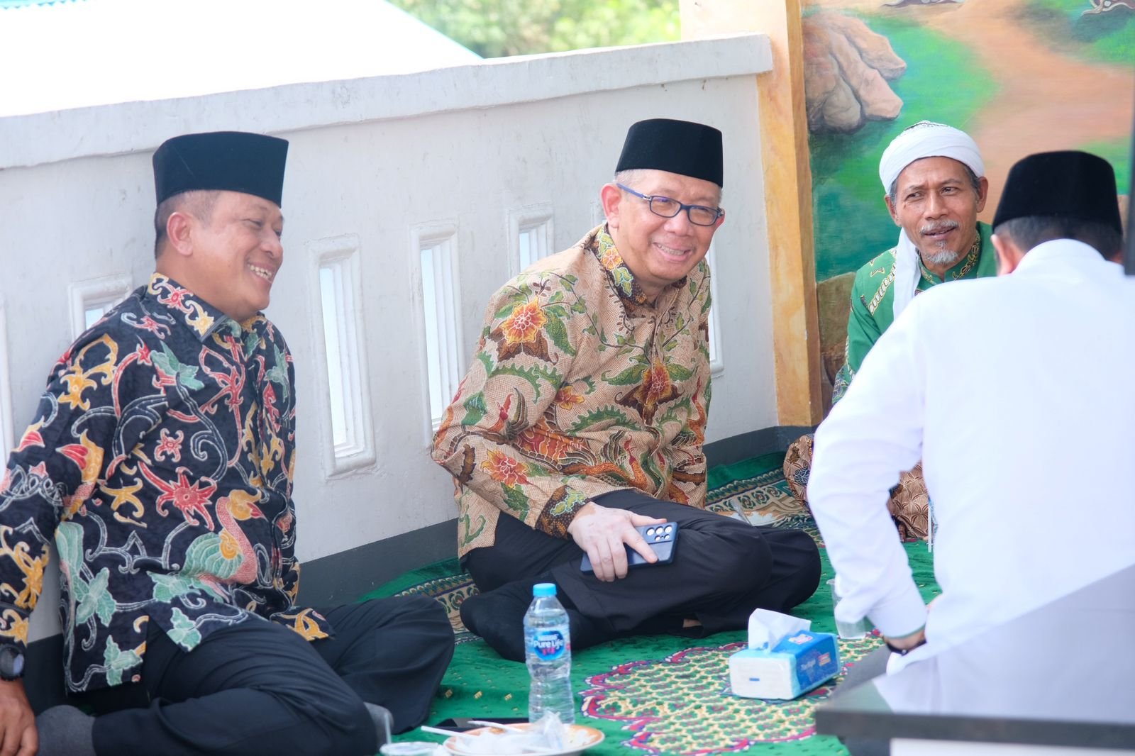 Paslon Gubernur dan Wakil Gubernur Kalbar Sutarmidji-Didi Haryono tampak sedang berbincang dengan Rais Syuriah PWNU Kalbar, Kiai Ismail Ghofur