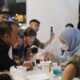 Calon Wakil Gubernur Kalbar nomor urut 2, Krisantus Kurniawan memeriksa kesehatannya di kegiatan pemeriksaan kesehatan gratis relawan Norsan-Krisantus di Pontianak.