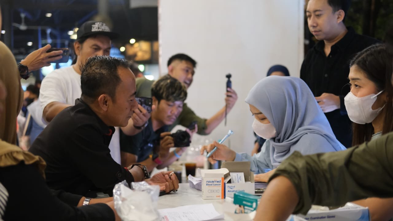 Calon Wakil Gubernur Kalbar nomor urut 2, Krisantus Kurniawan memeriksa kesehatannya di kegiatan pemeriksaan kesehatan gratis relawan Norsan-Krisantus di Pontianak.