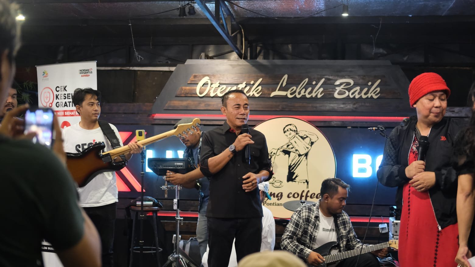Calon Wakil Gubernur Kalbar nomor urut 2, Krisantus Kurniawan, berpasangan dengan Ria Norsan.