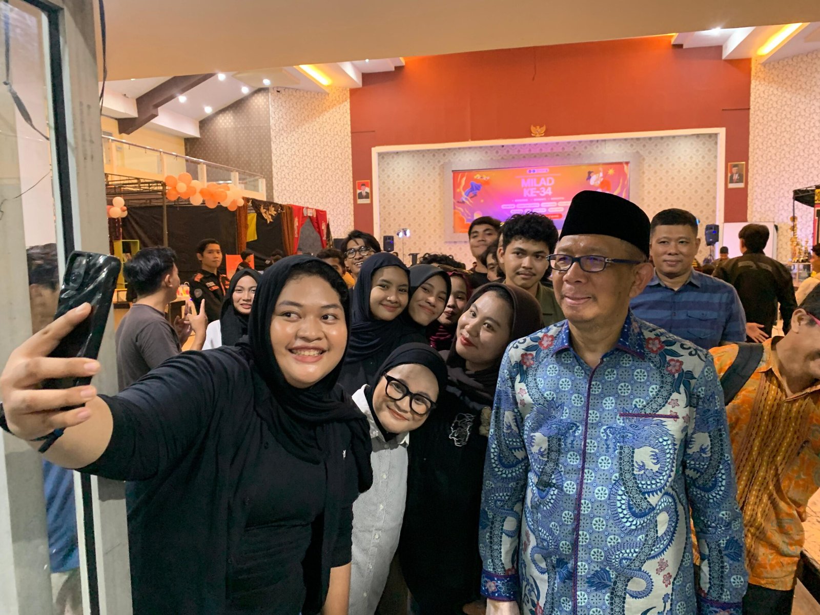 Sutarmidji Diserbu Mahasiswa saat Peringatan Milad Universitas Muhammadiyah Pontianak