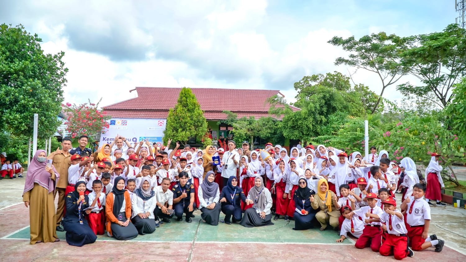 Wujudkan Literasi Keuangan, Kemenkeu Mengajar Singkawang Kunjungi SDN 1 Singkawang dan SMAN 1 Singkawang