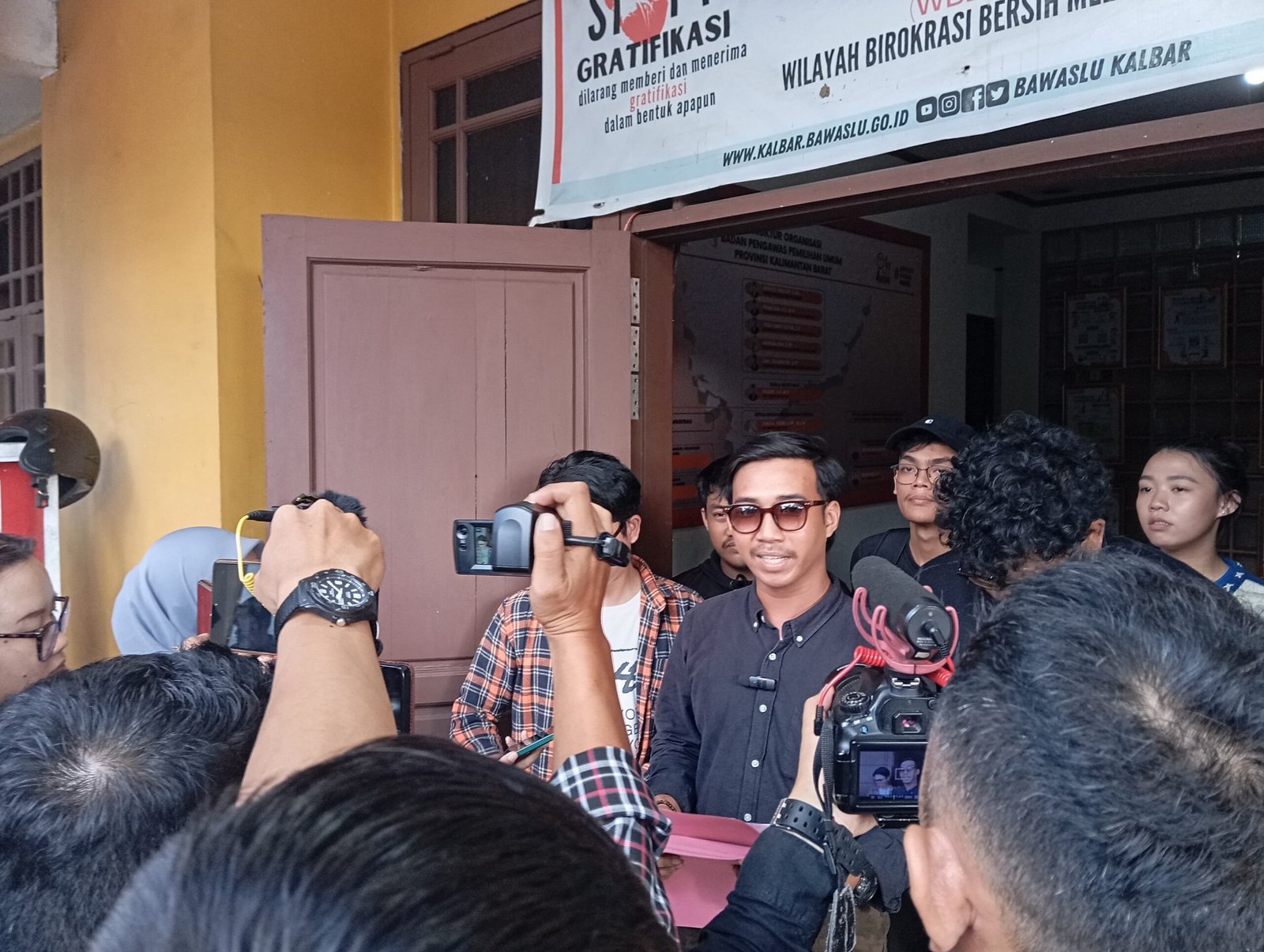 Kadisdikbud Kalbar, Rita Hastarita dilaporkan ke Bawaslu oleh Shirat Nurwandi, juru bicara Barisan NKRI, Selasa 8 Oktober 2024.
