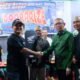 Calon Gubernur Kalbar nomor urut 1, Sutarmidji menyerahkan hadiah kepada para pemenang Turnamen Akbar Remi Box (Foto: Tim Media Midji-Didi)