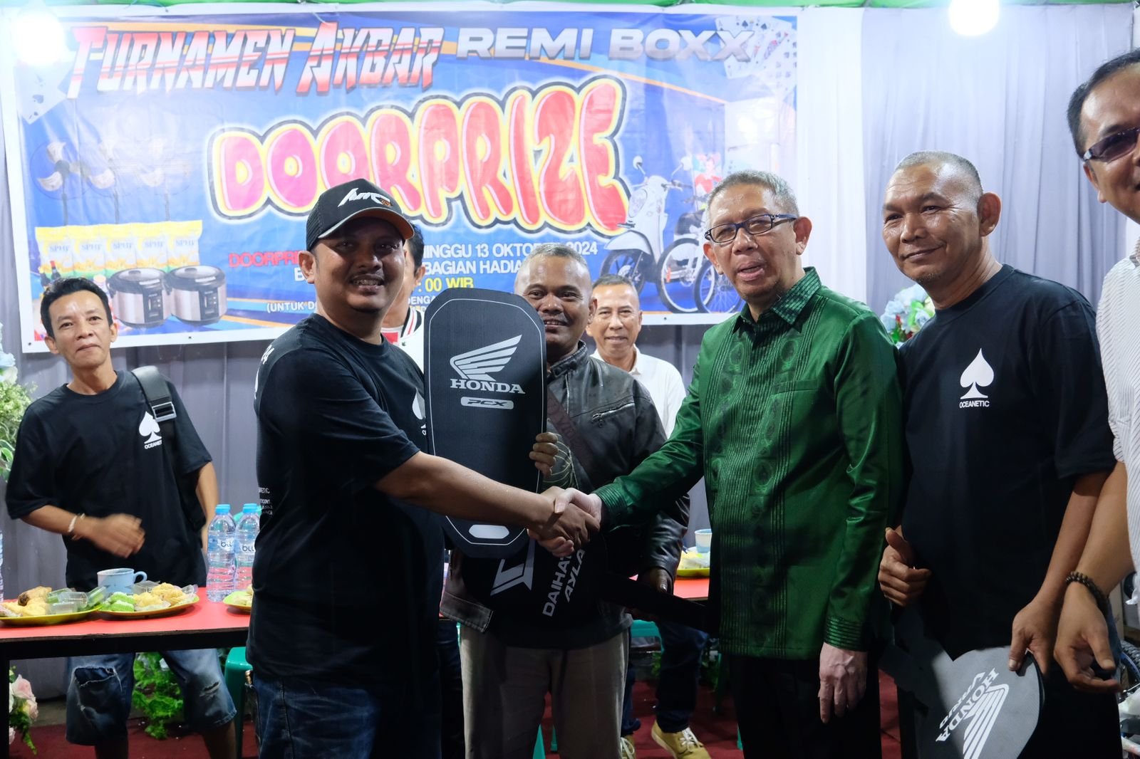 Calon Gubernur Kalbar nomor urut 1, Sutarmidji menyerahkan hadiah kepada para pemenang Turnamen Akbar Remi Box (Foto: Tim Media Midji-Didi)