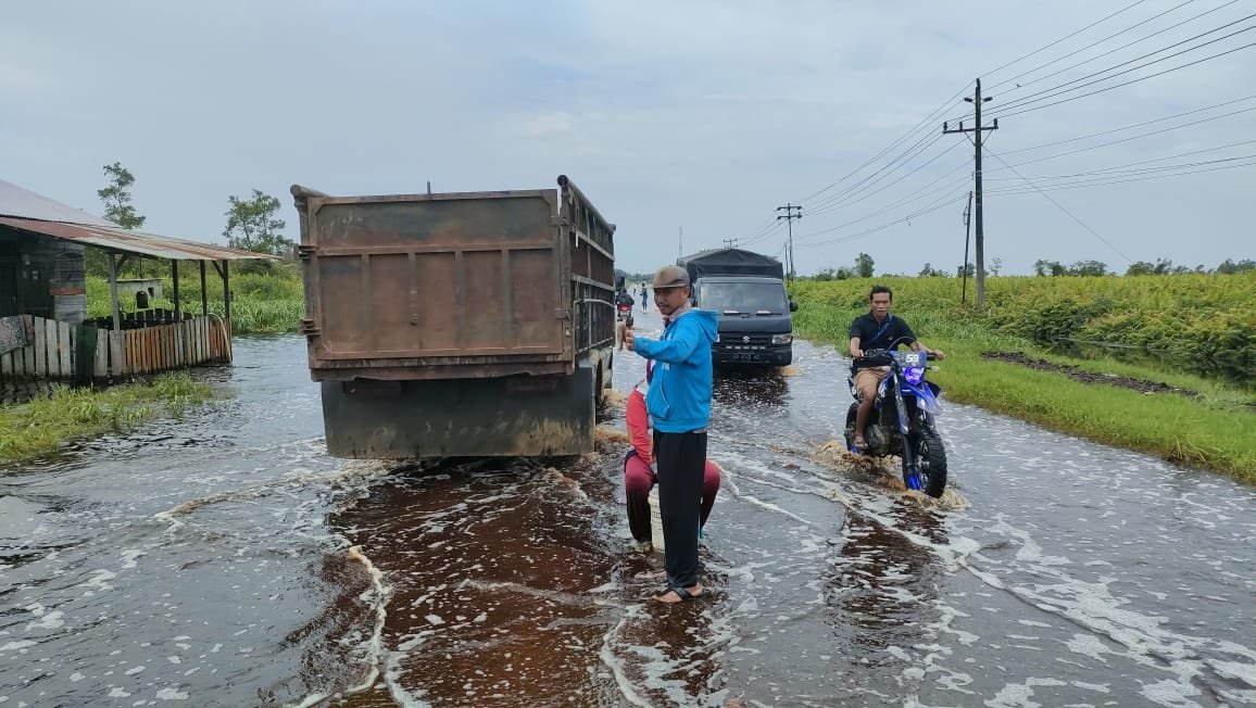 Jalan Raya Galang tergenang akibat hujan beberapa saat.