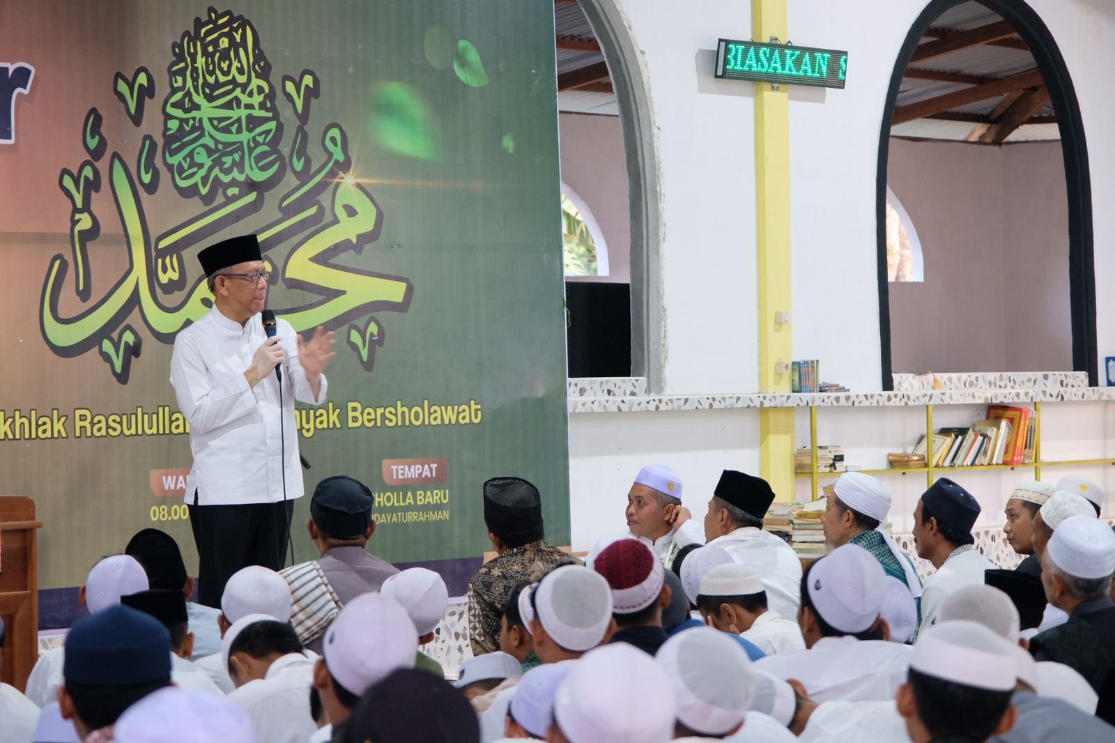 Calon Gubernur Kalbar nomor urut 1, Sutarmidji membagikan pengalaman hidupnya saat silaturahmi di Ponpes Hidayaturrahman Ketapang (Foto: Tim Media Midji-Didi)