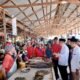 Calon Gubernur Kalbar nomor urut 1, Sutarmidji berdialog dengan para pedagang dan pengunjung Pasar Ratu Melati Ketapang (Foto: Tim Media Midji-Didi)