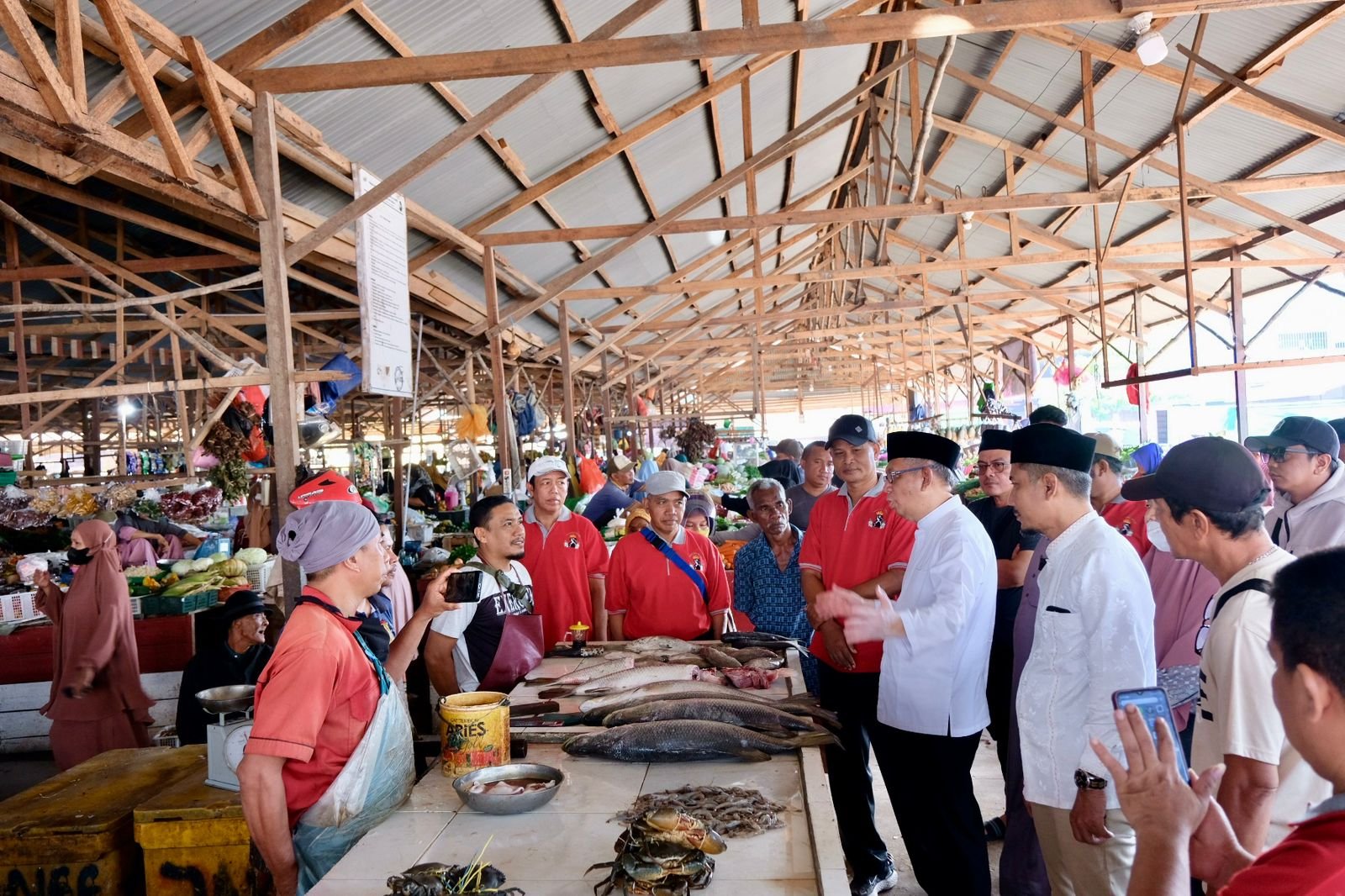 Calon Gubernur Kalbar nomor urut 1, Sutarmidji berdialog dengan para pedagang dan pengunjung Pasar Ratu Melati Ketapang (Foto: Tim Media Midji-Didi)