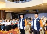 Kenakan Jaket Kekinian dan Kopiah Hitam, Midji-Didi Tampil Elegan di Debat Publik Pertama