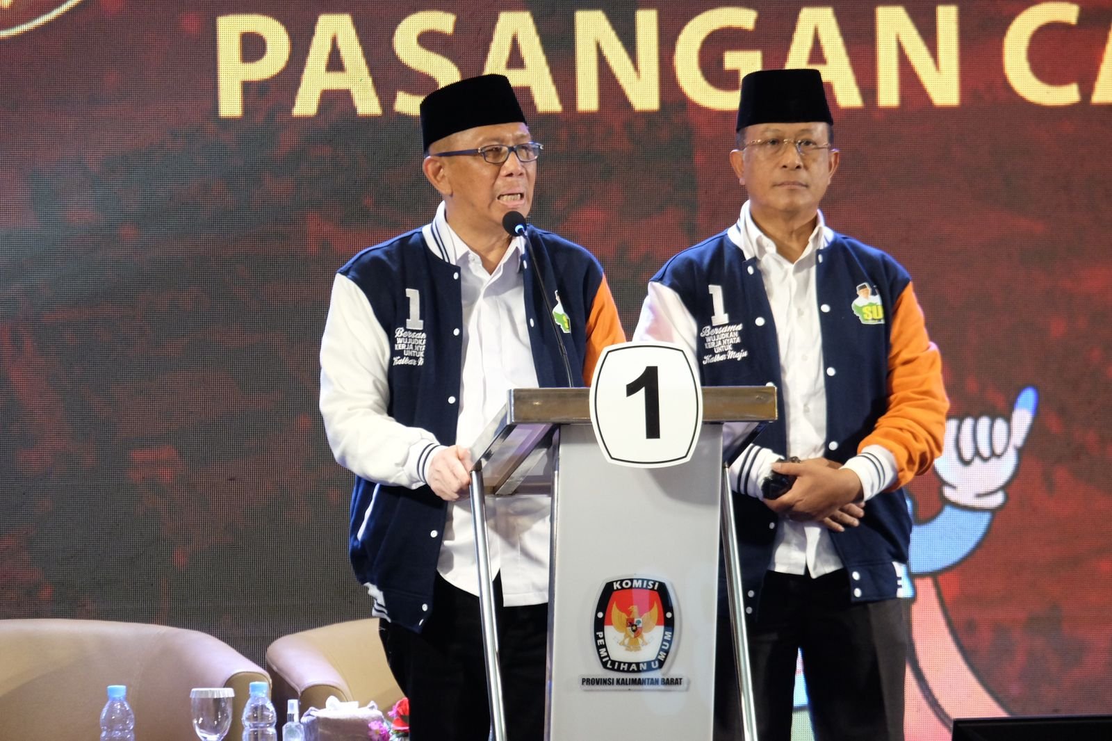 Paslon Gubernur dan Wakil Gubernur Kalbar nomor urut 1, Sutarmidji dan Didi Haryono saat menjalani debat publik perdana Pilgub Kalbar 2024 (Foto: Tim Media Midji-Didi)
