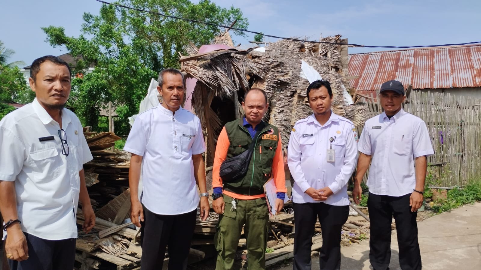 Dinas Perkimtan meninjau kondisi rumah Nek Haminah yang roboh diterjang angin kencang.