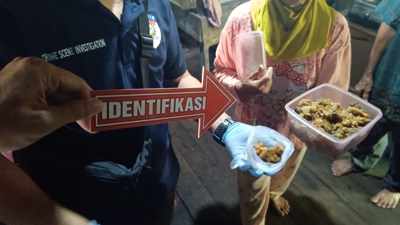 Polisi identifikasi sampel makanan yang diduga menjadi penyebab keracunan di Desa Sagu, Kecamatan Galing, Kabupaten Sambas.