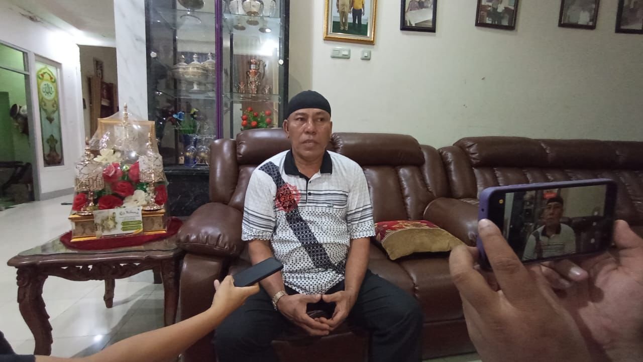 Foto : Tokoh Masyarakat Ketapang, H Asmuni Lakok saat diwawancarai Wartawan di kediamanya, Jumat (25/10/2024)