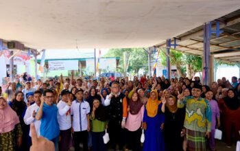 Calon Gubernur Kalbar nomor urut 1, Sutarmidji saat silaturahmi dengan warga Sekadau Hilir yang dipusatkan di Desa Merapi (Foto: Tim Media Midji-Didi)