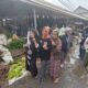 Calon Bupati Mempawah nomor urut 2, Erlina saat blusukan ke Pasar Pagi Sungai Pinyuh.