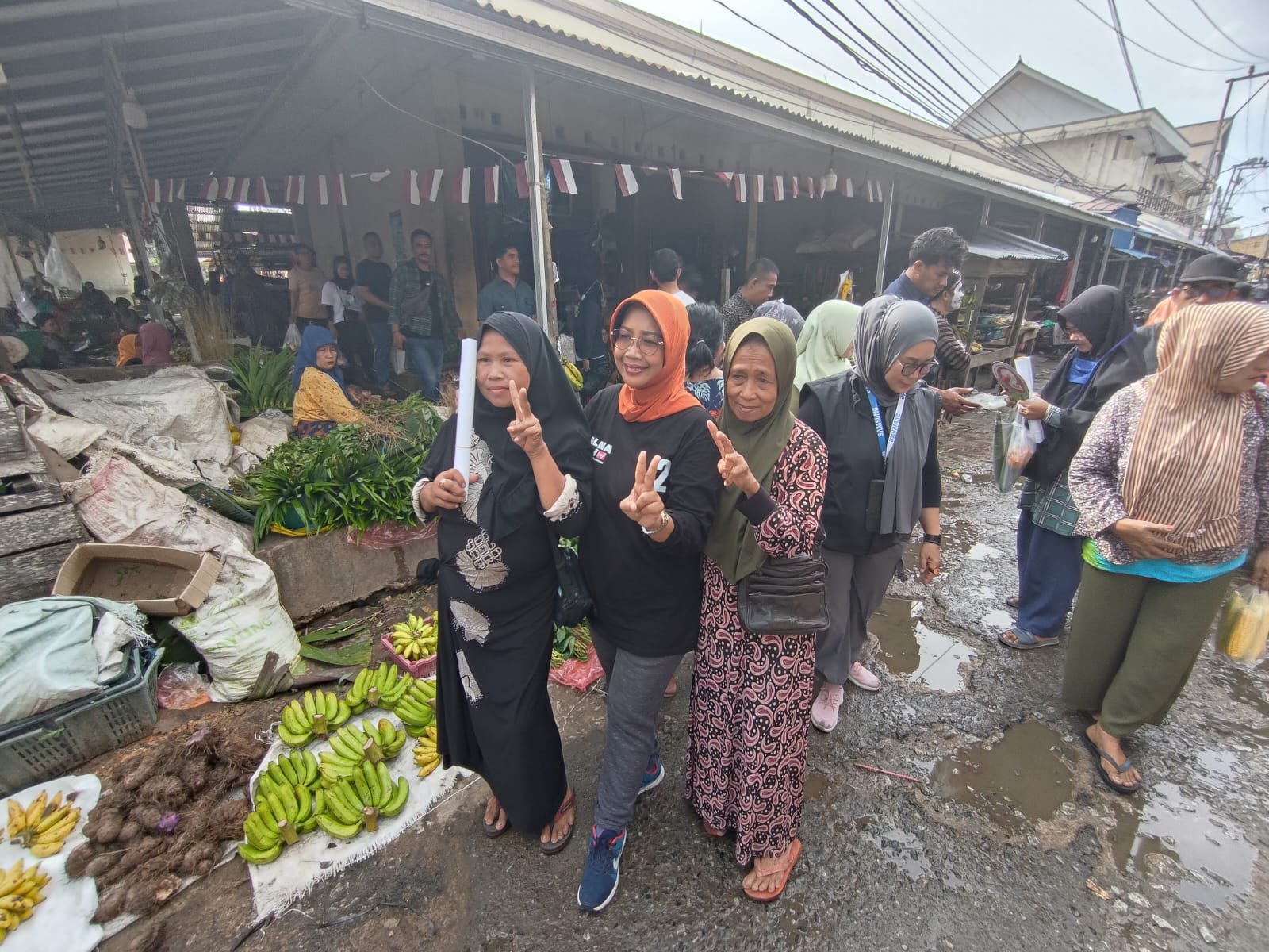 Calon Bupati Mempawah nomor urut 2, Erlina saat blusukan ke Pasar Pagi Sungai Pinyuh.