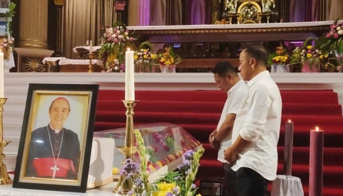 Krisantus Kurniawan Beri Penghormatan Terakhir untuk Uskup Bumbun