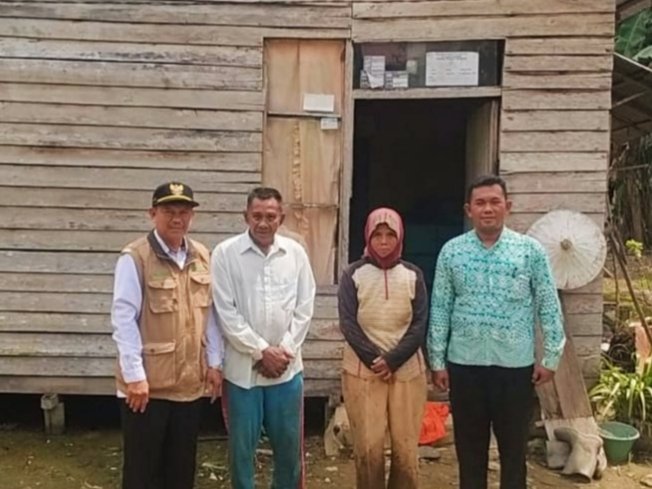 Baznas Kabupaten Mempawah meninjau kondisi rumah warga di Parit Bugis, Kecamatan Segedong.
