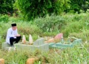 Sutarmidji Ziarah ke Makam Kedua Orang Tua di Gang Tengah