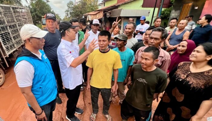 Dicegat Warga, Ria Norsan Janji Bangun Jalan Sungai Nanjung Jika Menang