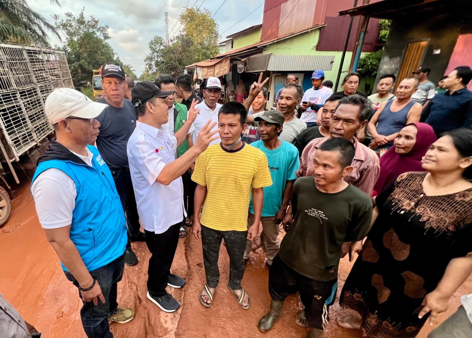 Dicegat Warga, Ria Norsan Janji Bangun Jalan Sungai Nanjung Jika Menang