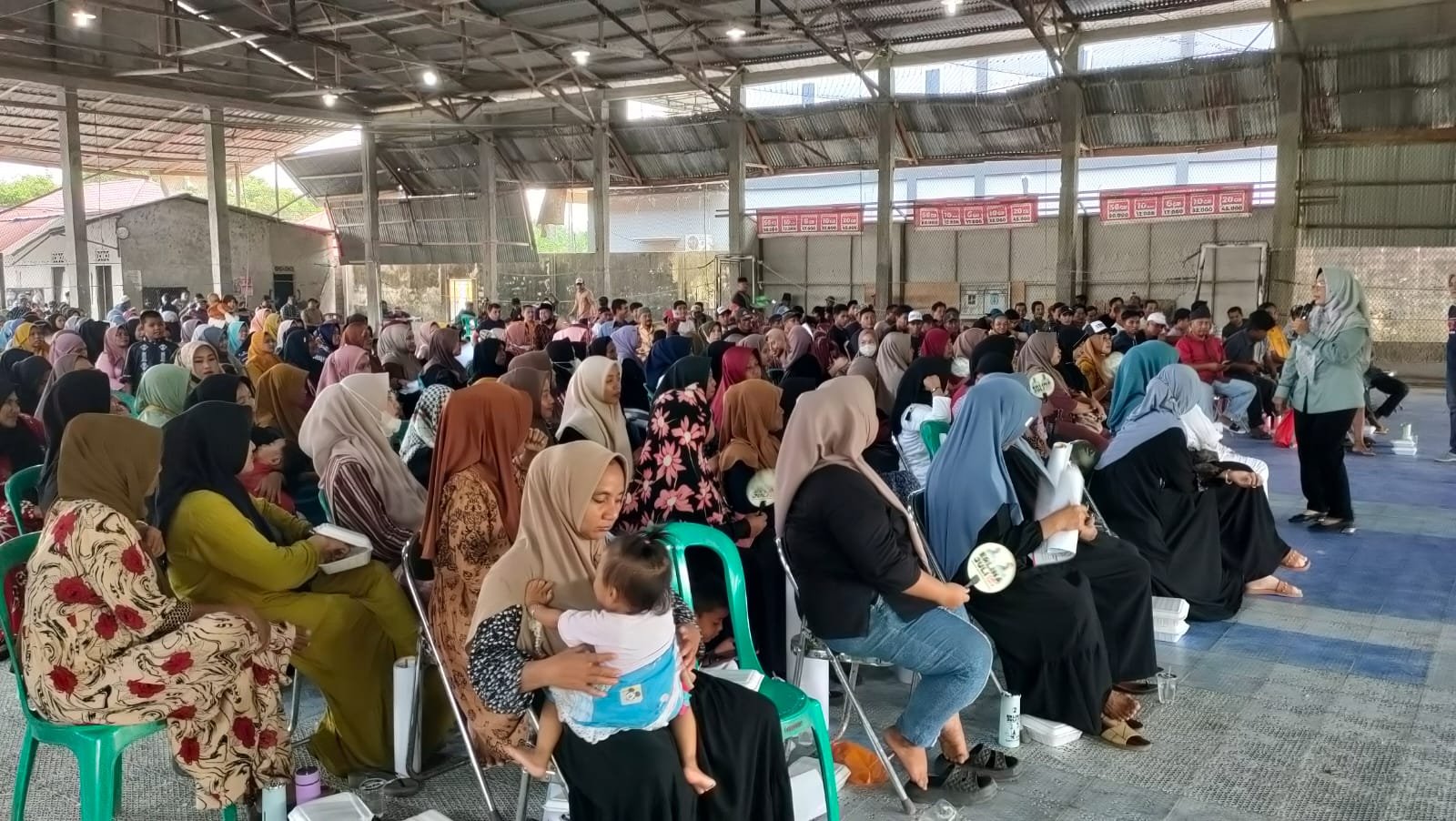 Pasangan Calon Bupati dan Wakil Bupati Mempawah, Erlina-Juli Suryadi melakukan kampanye dialogis di Desa Galang, Kecamatan Sungai Pinyuh, Kabupaten Mempawah, Provinsi Kalbar, Minggu 3 Oktober 2024.