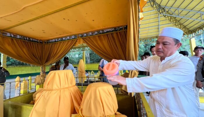 Calon Gubernur Kalbar Ria Norsan Berziarah ke Makam Raja Tanjungpura