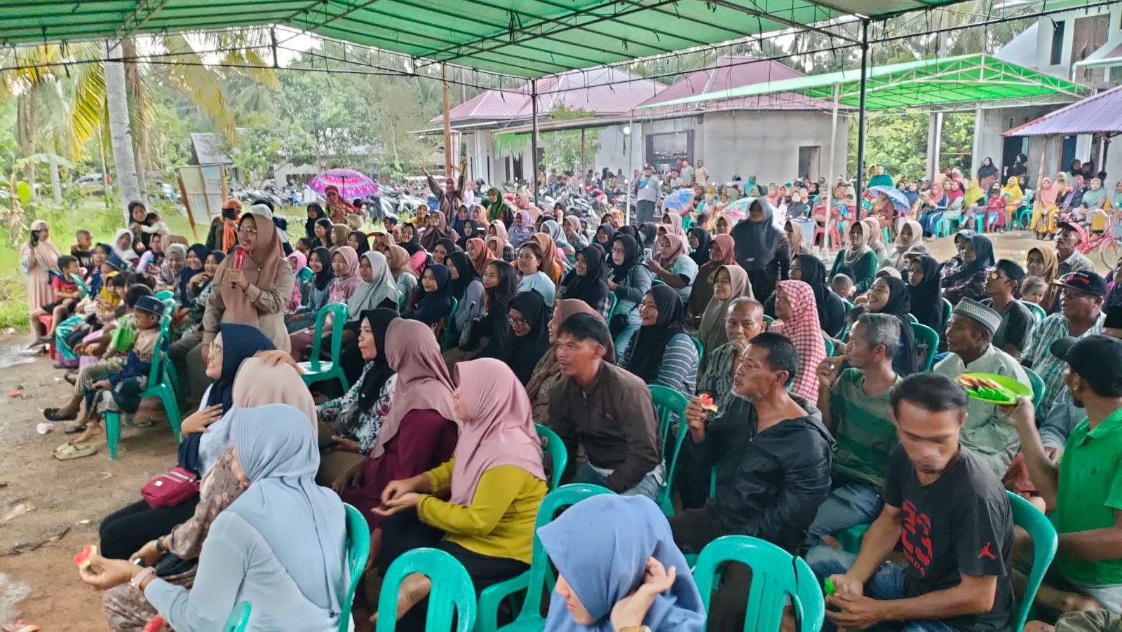 Ribuan orang hadiri kampanye dialogis pasangan Teruji di Gang Usaha, Sungai Pinyuh, Senin 4 November 2024.