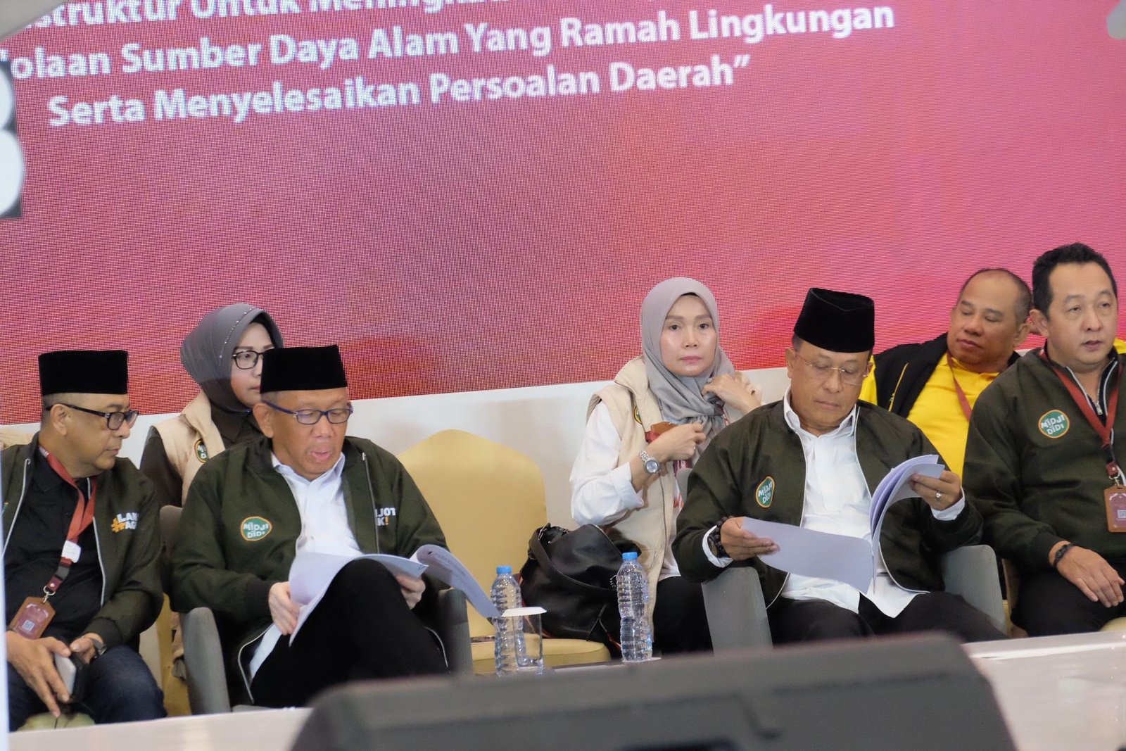 Pasangan calon Gubernur dan calon Wakil Gubernur saat menjalani debat publik kedua Pilgub Kalbar 2024 (Foto: Tim Media Midji-Didi)