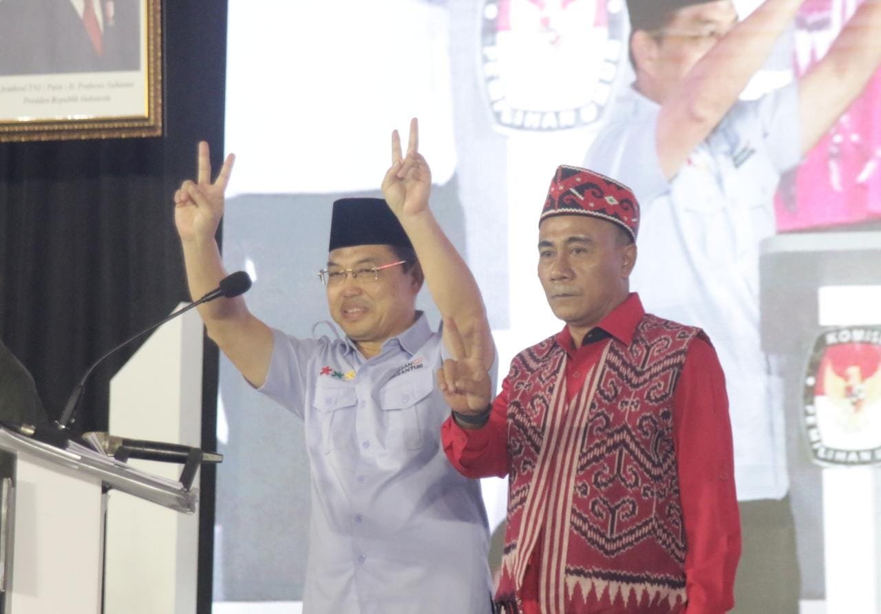 Pasangan Calon Gubernur dan Wakil Gubernur Kalbar nomor urut 2 Ria Norsan dan Krisantus Kurniawan saat debat publik kedua di Singkawang, Selasa 5 November 2024/Foto Rilis Kalbar Santun.