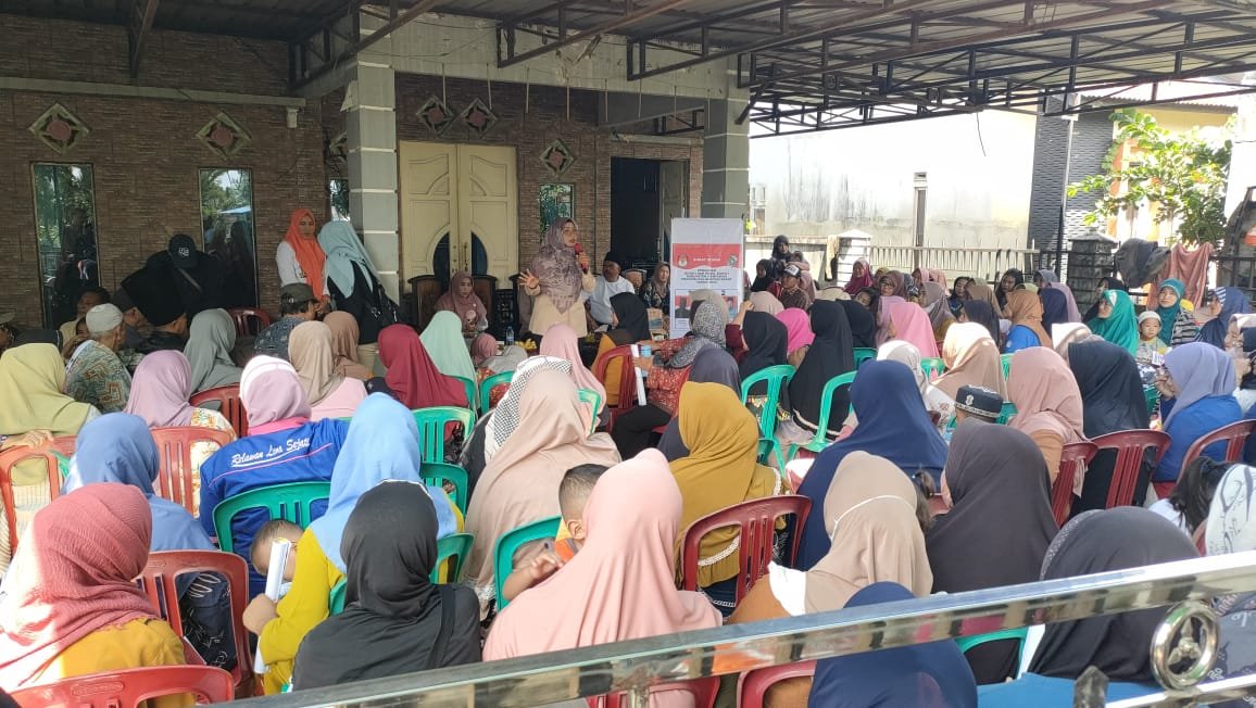 Calon Bupati Mempawah nomor urut 2, Erlina saat orasi kampanye dialogis di Gang Tani, Sungai Pinyuh, Jumat 8 November 2024.