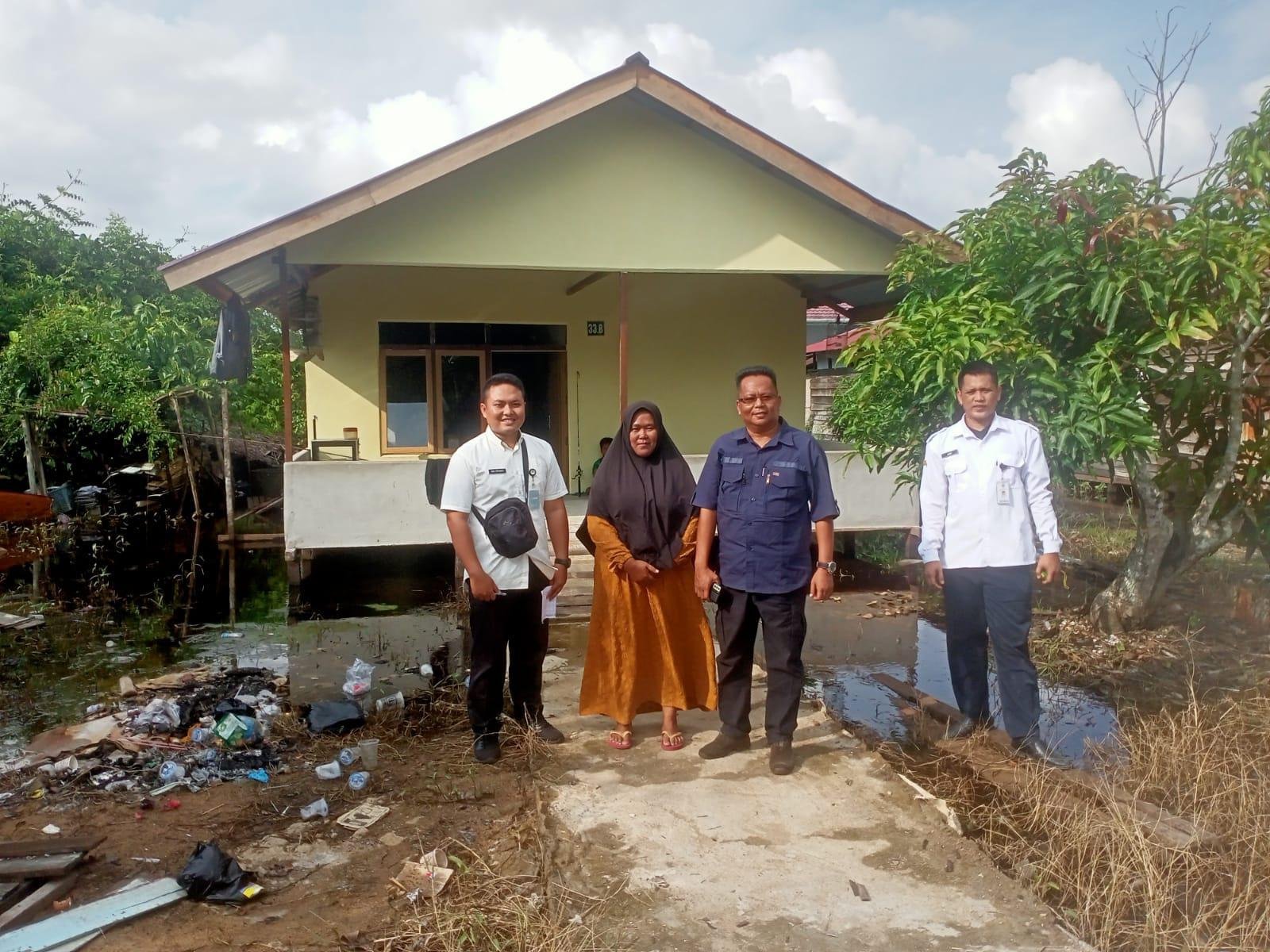 Warga penerima program bedah rumah di Ketapang.