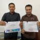 Tim Milenial Pemenangan Paslon 01 Farhan - Leonardus Rantan, Doni Irwansyah ( Kiri) dan Hendi ( Kanan) saat memperlihatkan bukti hasil survey LSI Denny JA dan Indikator