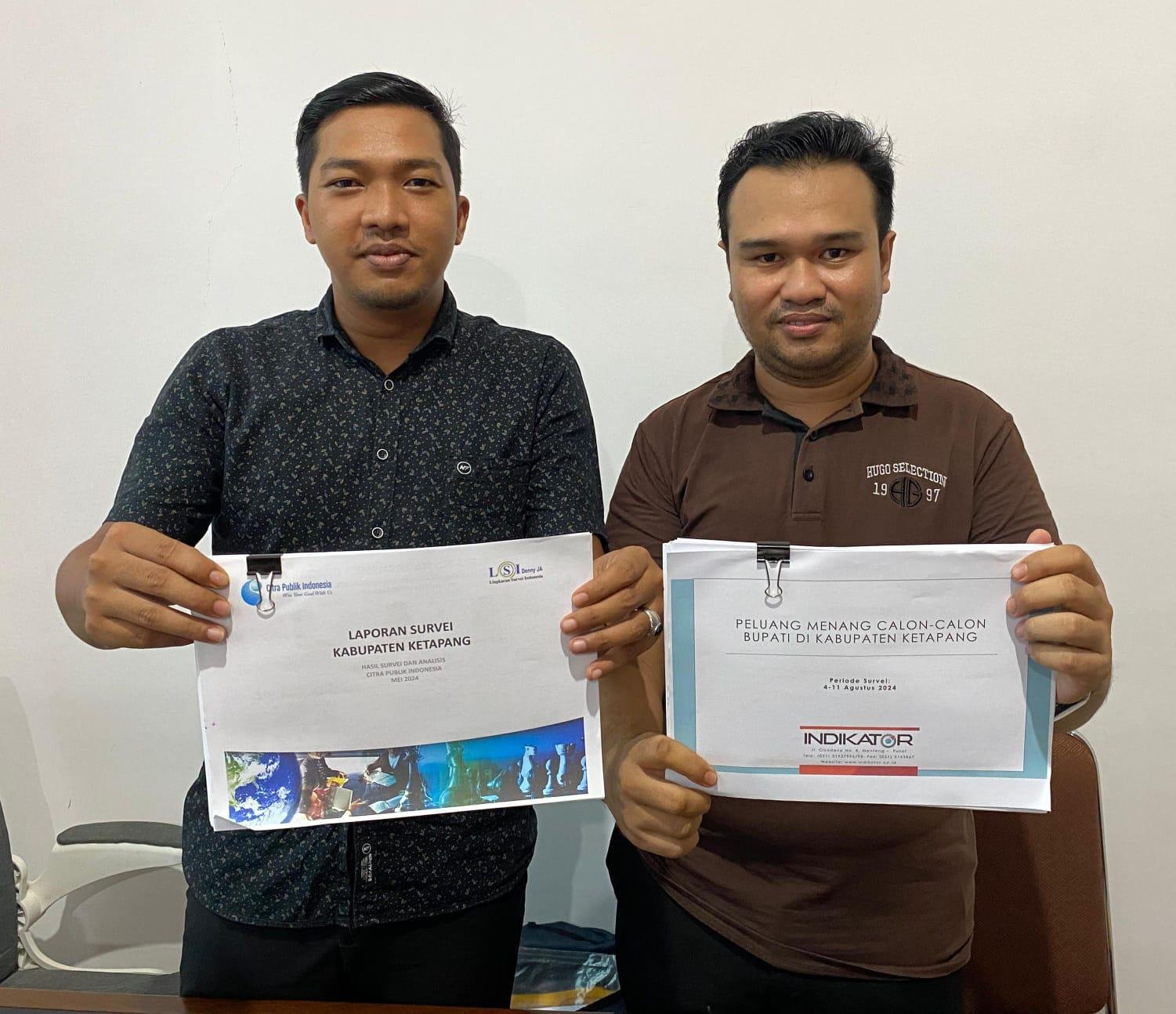 Tim Milenial Pemenangan Paslon 01 Farhan - Leonardus Rantan, Doni Irwansyah ( Kiri) dan Hendi ( Kanan) saat memperlihatkan bukti hasil survey LSI Denny JA dan Indikator