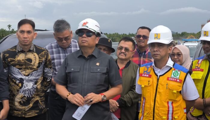Ferdinan Syolihin Dampingi Ketua Komisi V DPR RI Tinjau Jembatan Sungai Sambas Besar