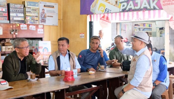 Nikmati Suasana Pagi di Melawi, Midji Ngopi Bareng Warga
