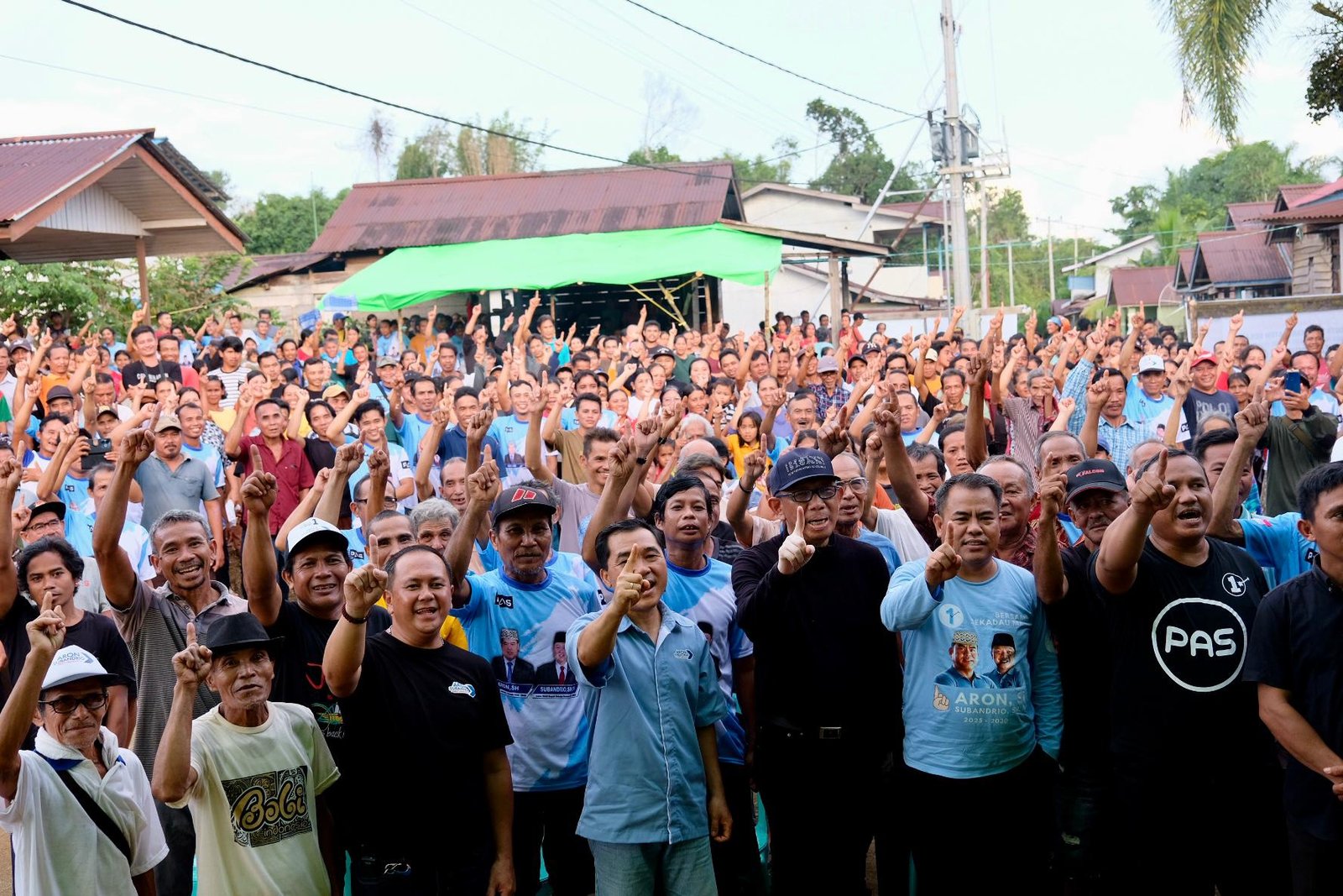 Calon Gubernur Kalbar nomor urut 1, Sutarmidji saat silaturahmi dengan masyarakat Nanga Mahap yang dipusatkan di Desa Cenayan (Foto: Tim Media Midji-Didi)